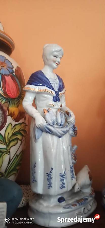 Figurka Pani z kurką Gdańsk