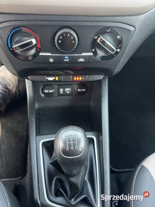 Hyundai i20 2015r welurowa tapicerka