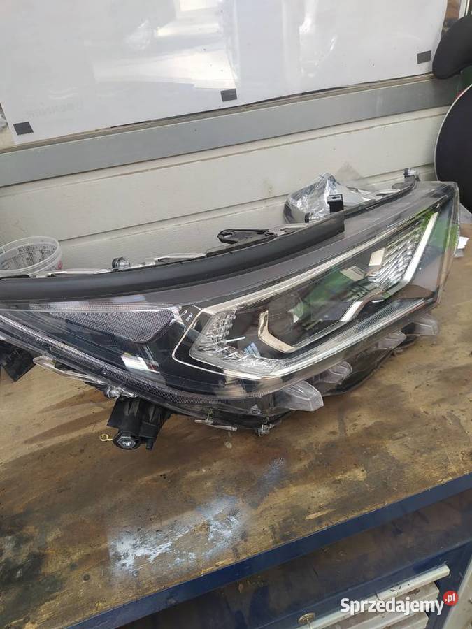 Reflektor prawy toyotą fav 4 2021 Rzeszów sprzedam