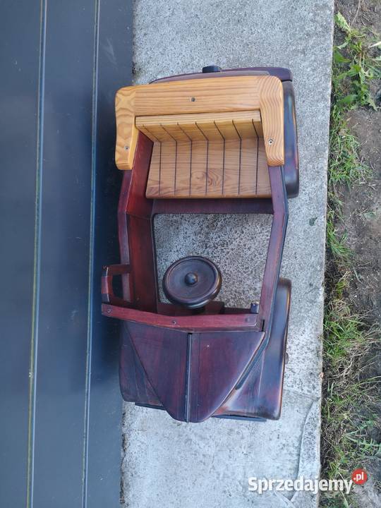 Duży drewniany samochód