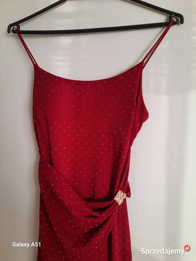 Burgundowa sukienka