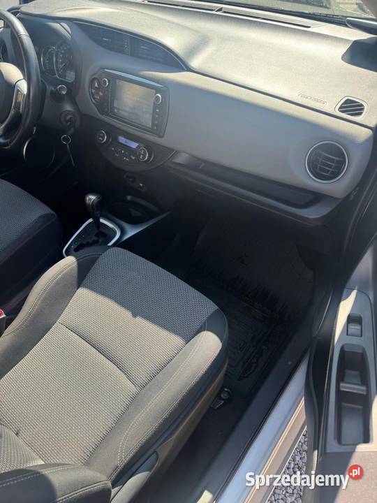 Toyota Yaris 15 Hybryda Comfort 75 2016r Nisko