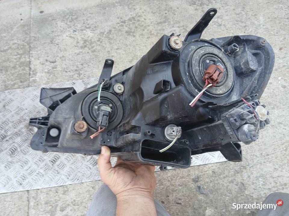 Lampa prawa przednia Toyota Avensis Verso 0103r małopolskie Radłów