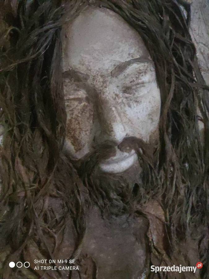 Płaskorzeźba Jezusa konającego w ramie z kory.Rękodzieło.
