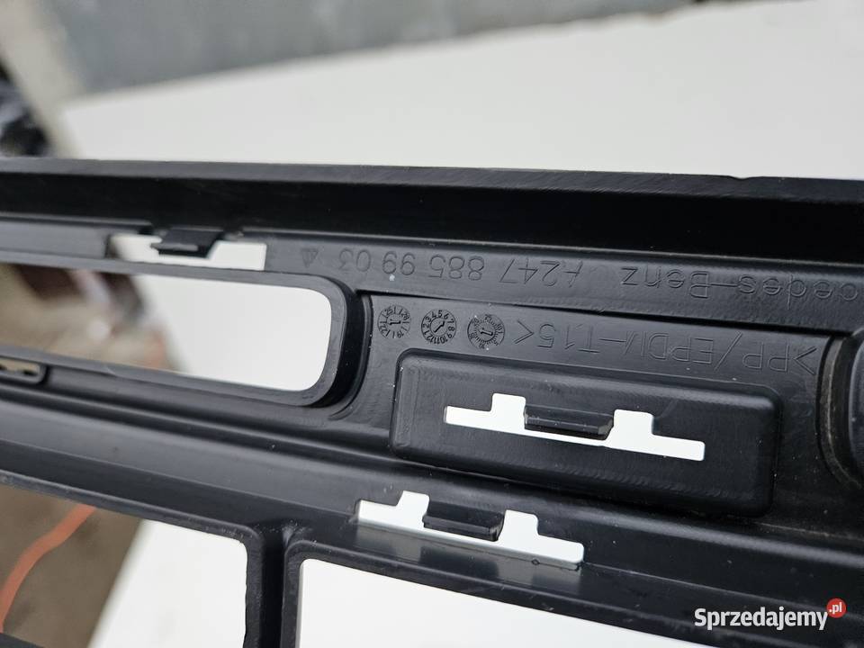 MERCEDES GLA W247 KRATKA ŚRODKOWA ZDERZAKA PRZÓD Międzychód