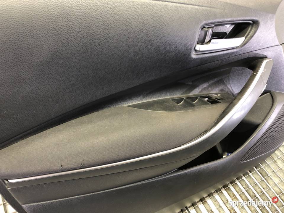 BOCZEK DRZWI LEWY PRZÓD TOYOTA COROLLA E21