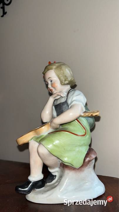 Śliczna Figurka dziewczynki z gitarą Bez