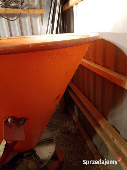 Rozsiewacz nawozów sztucznych firmy Dexwal Dębno