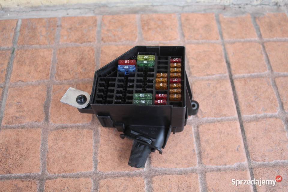 SKRZYNKA BEZPIECZNIKÓW VW PASSAT B6 20 TDI osobowe