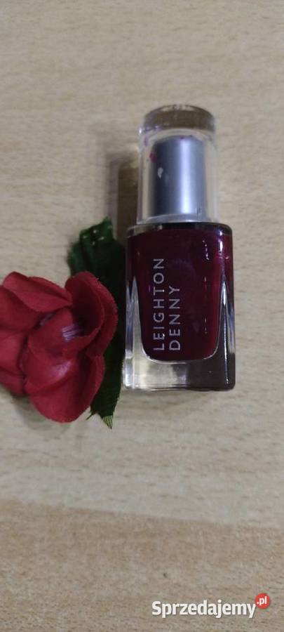 Lakier do paznokci w kolorze Burgundowym