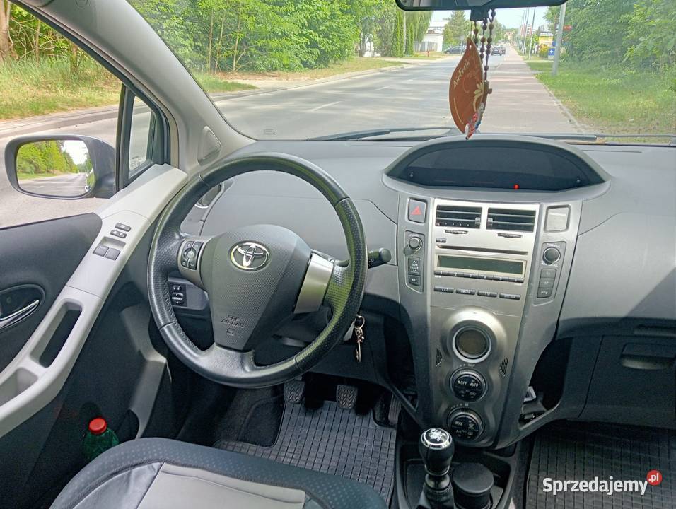 Toyota Yaris 13 benz 2010r 5 drzwi Hatchback Poniatowa sprzedam