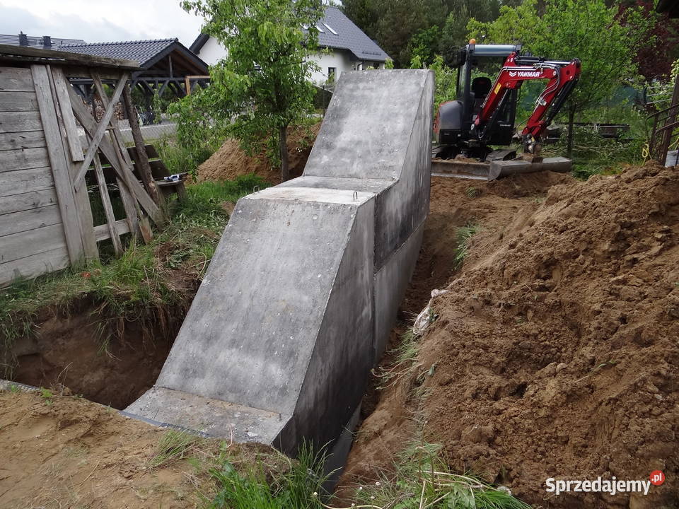 Schody betonowe do piwnicy betonowej kotłowni Wierzbica