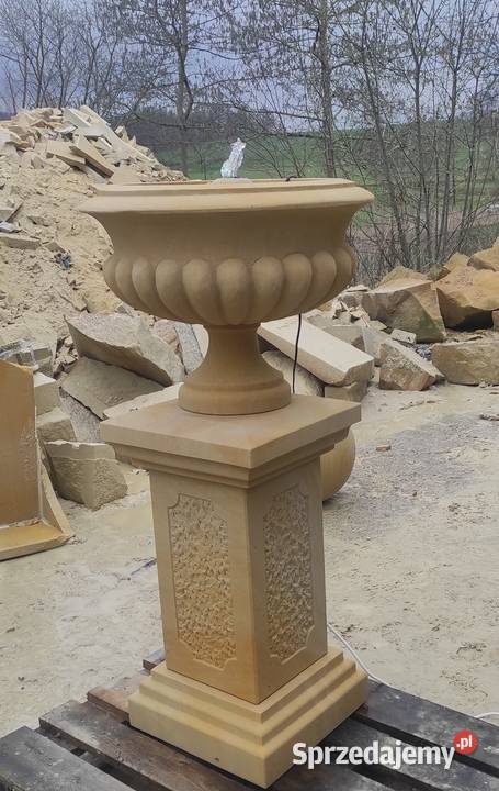 Fontanna na postumencie z piaskowca naturalny Kamienna Góra