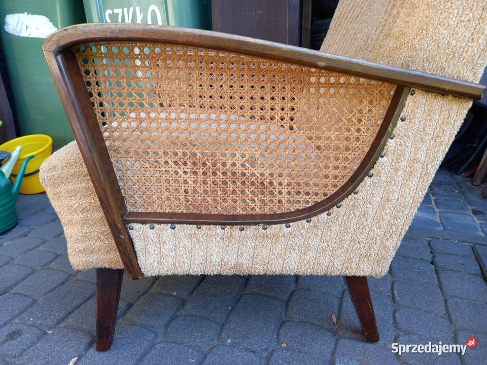 Stary fotel na sprężynach z rattanem vintage prl wielkopolskie