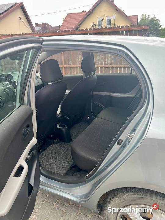 sprzedam Toyotę Yaris 2006 r przeglądzie Dobiesz