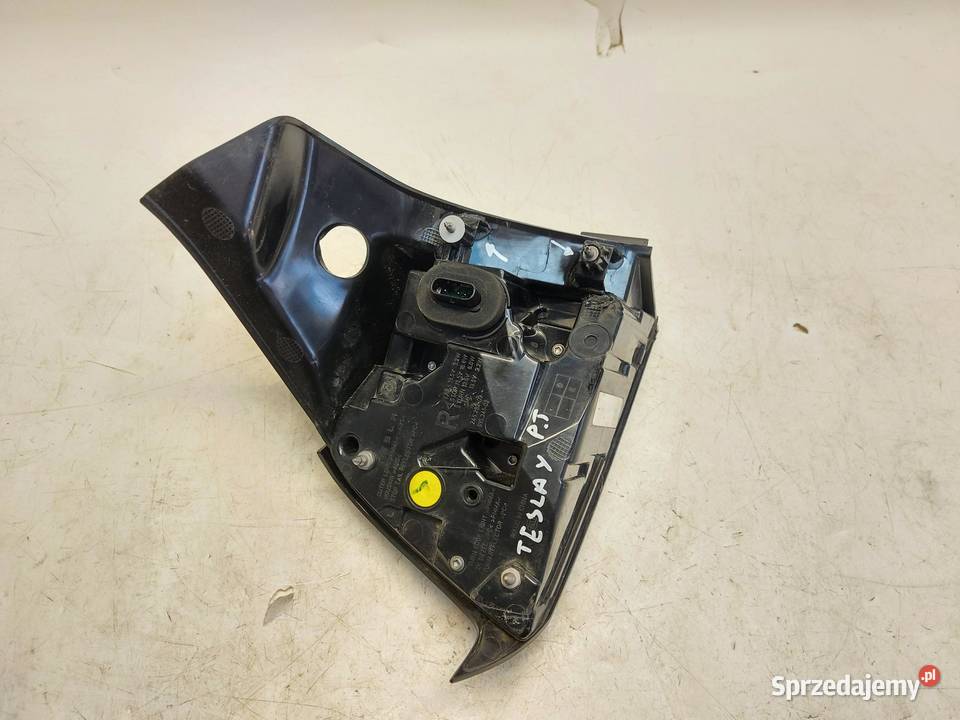 TESLA MODEL Y 2022r LAMPA PRAWY TYŁ TYLNA
