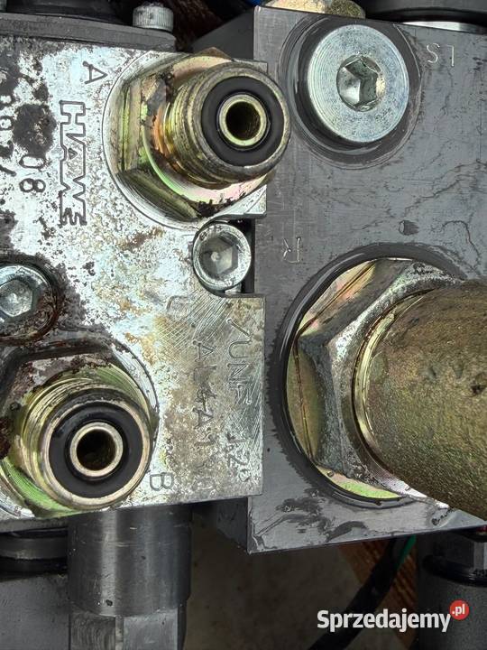 Rozdzielacz hydrauliczny czterosekcyjny 1 Układ kierowniczy Antonie sprzedam