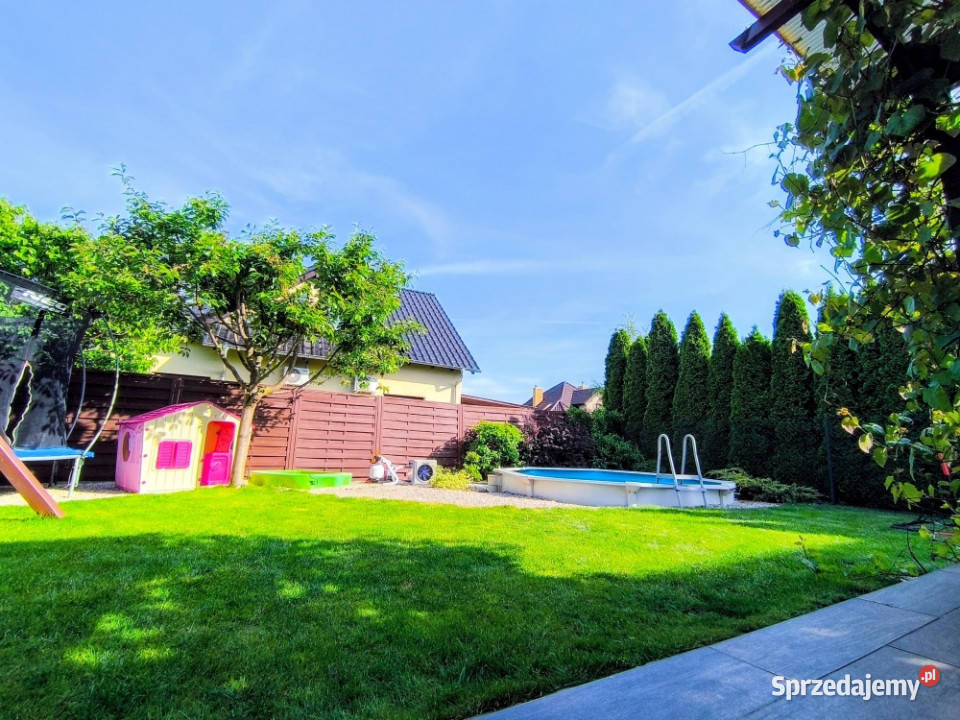 Nowoczesny bliźniak z ogrodem tarasem i basenem Obora