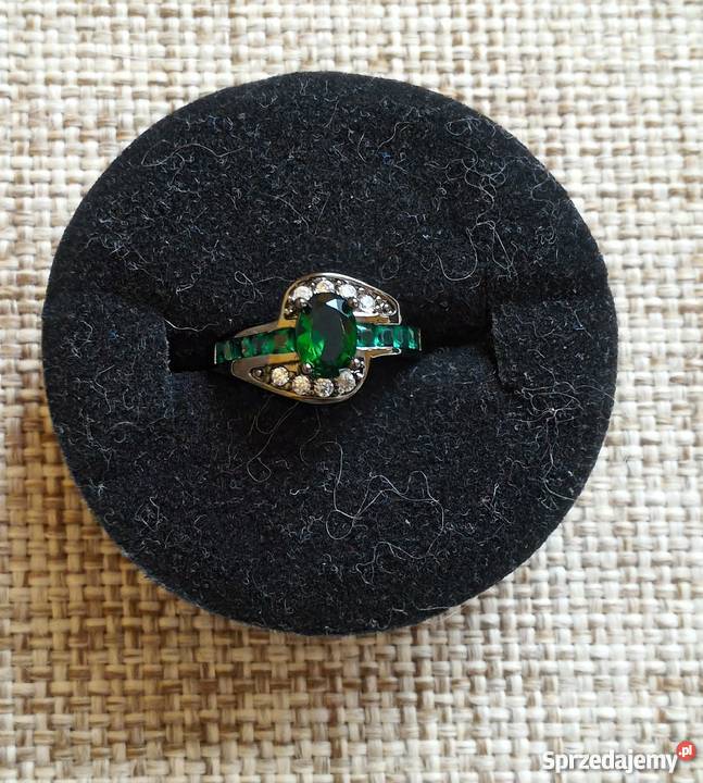 Nowy czarny pierścionek czerń zielona cyrkonia zachodniopomorskie Szczecin sprzedam