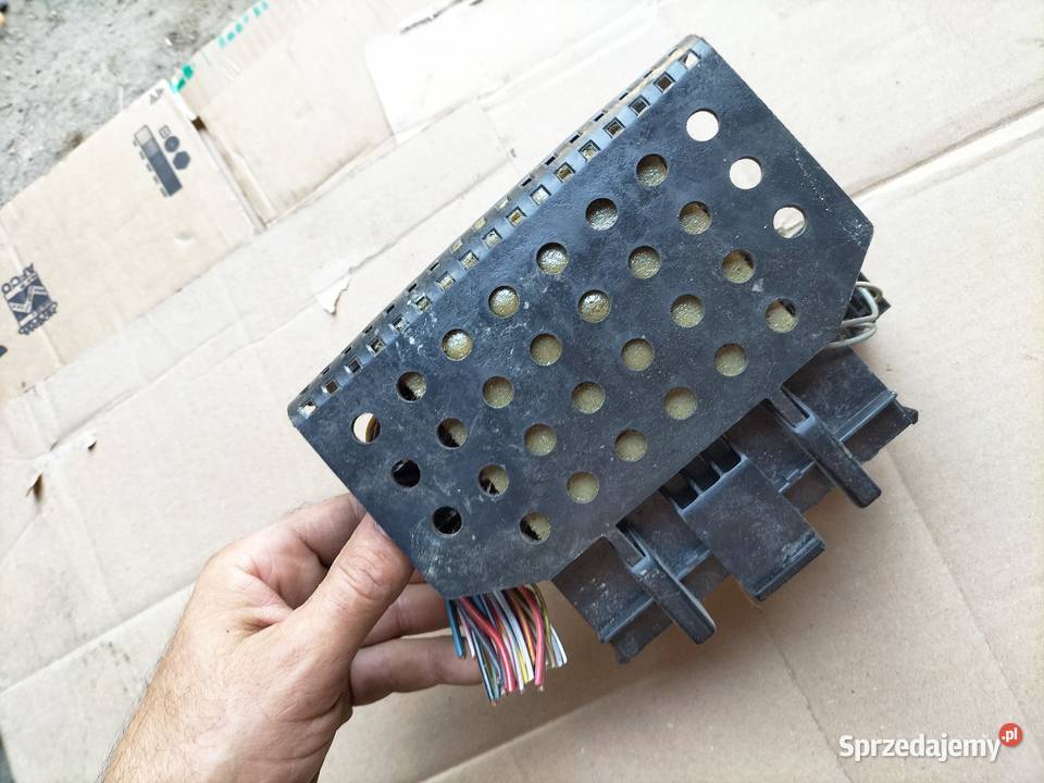 FORD FIESTA MK3 SKRZYNKA BEZPIECZNIKÓW