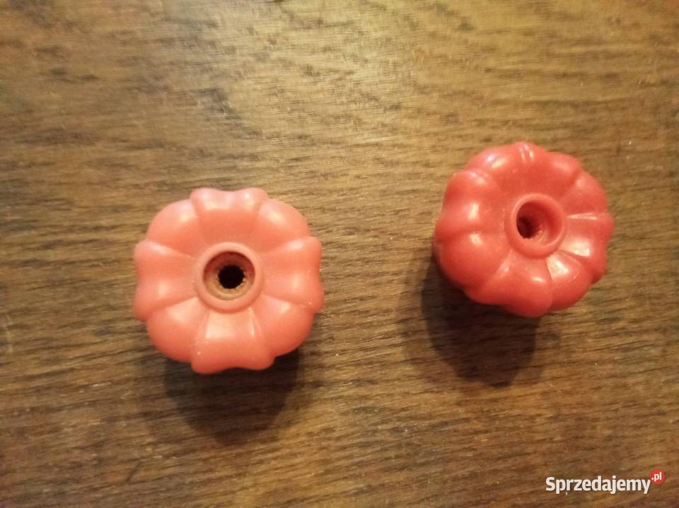 Czerwone plastikowe nakrętki na kurki mazowieckie Warszawa