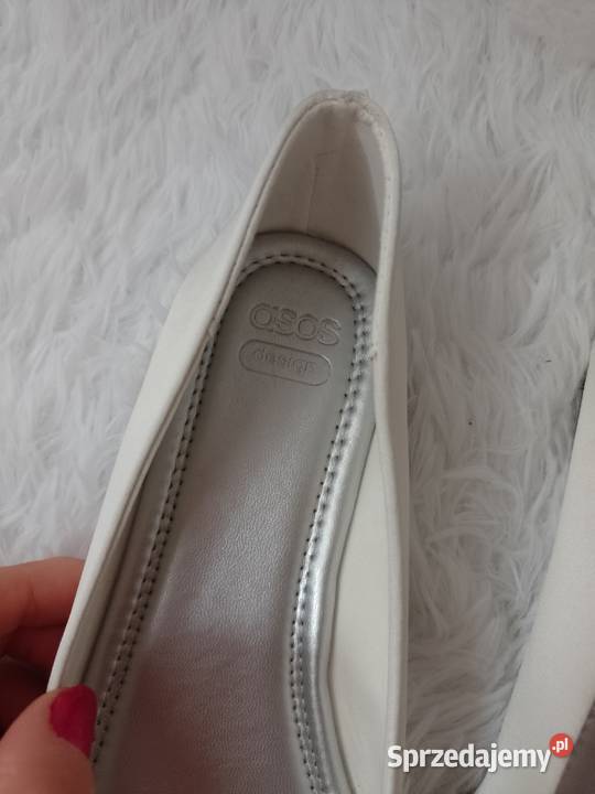 39 ASOS Design Białe baleriny wieczorowe z