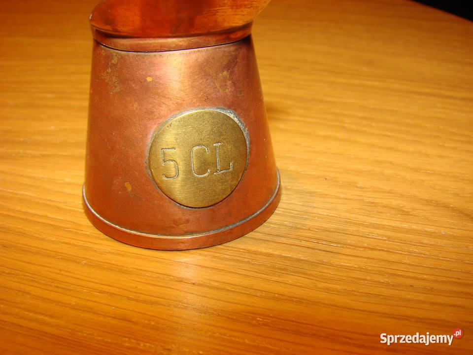 mały miedziany dzbanek