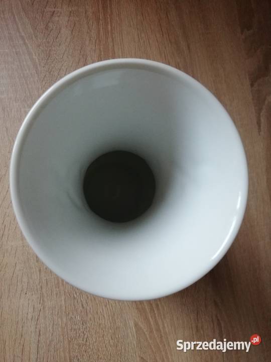 Biały porcelanowy wazonik Gorlice