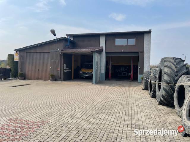 Dom z warsztatem serwisu ogumienia i basenem