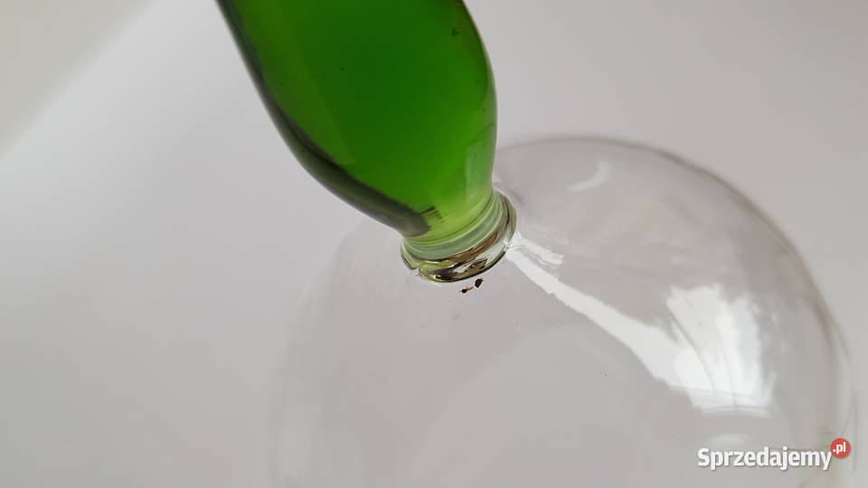 Stare szlifowane kieliszki z zieloną nóżką szkło