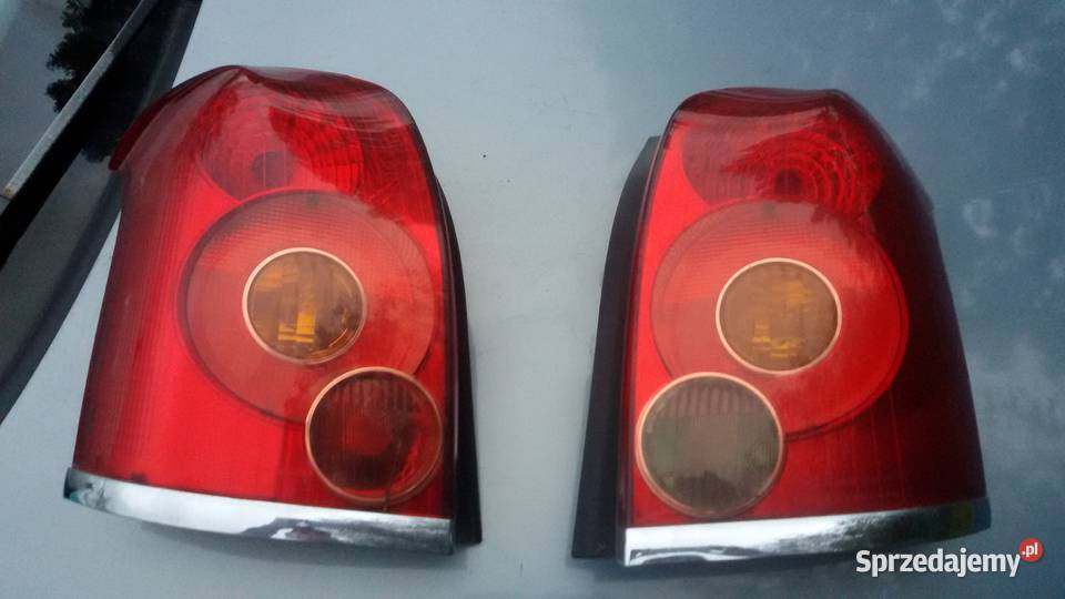 LAMPY TYLNE TOYOTA AVENSIS T 25 KOMBI lewe