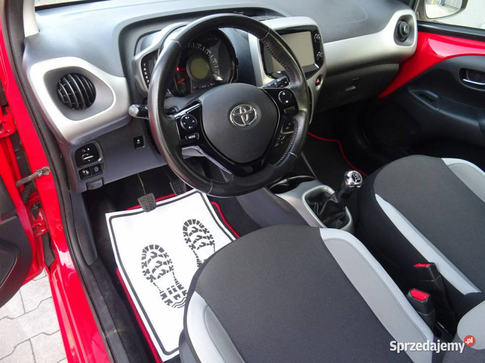 Toyota Aygo 10 VVI XPLAY Samochód w super stanie światła do jazdy dziennej Łódź sprzedam