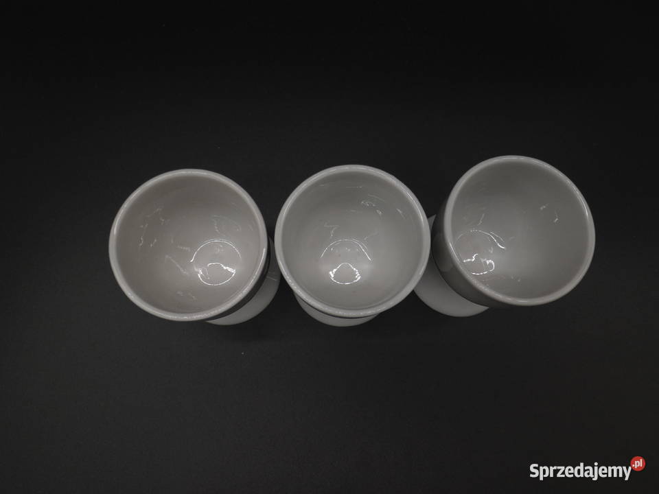 Kieliszki do jajek białe 3 sprzedam