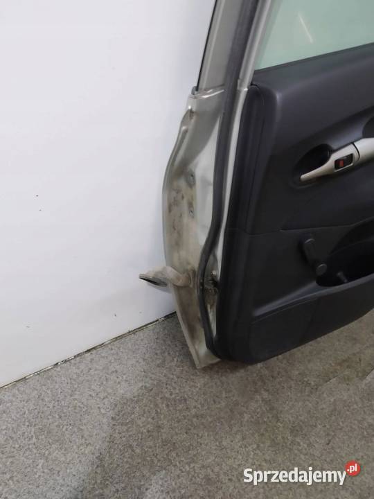 DRZWI PRAWE TYŁ SREBRNE Toyota Auris I 20062012