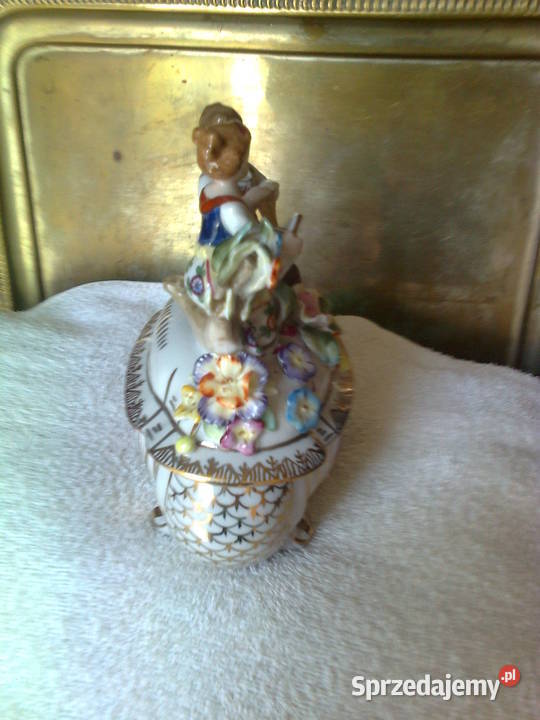Piękna Porcelanowa szkatuła z figuramiSygnowana sprzedam
