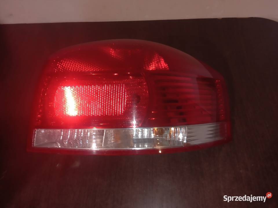 Lampa prawa tylna do audi A3 8P hatchback trzy