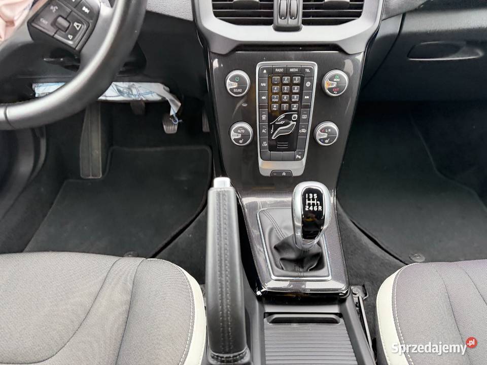 VOLVO V40 V4 LIFT 20 Benzyna 2019 MOMENTUM 45 1969cm3 Prudnik
