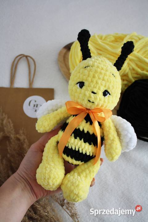 Szydełkowa maskotka pszczółka handmade