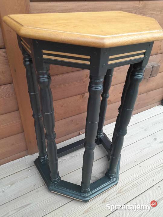 Świeżo odnowiony stolik kawowy konsola