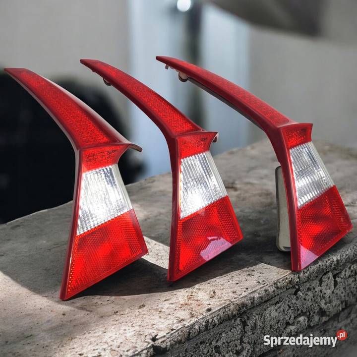 LAMPA PRAWA Volvo V70 III XC70 TYLNIA TYLNA Rudka