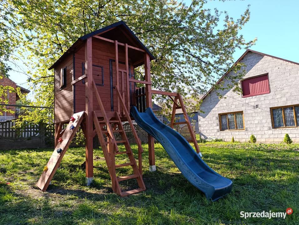 Place zabaw wieże domki drewniane w różnej