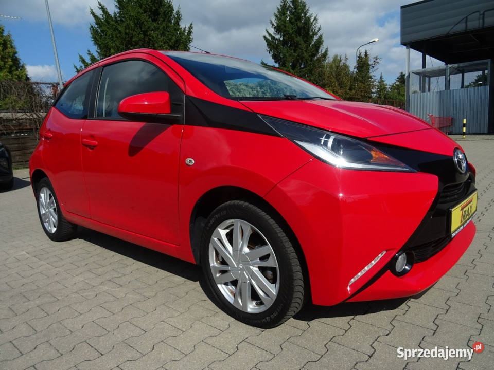 Toyota Aygo Niezawodny i ekonomiczny samochód z czerwony Łódź