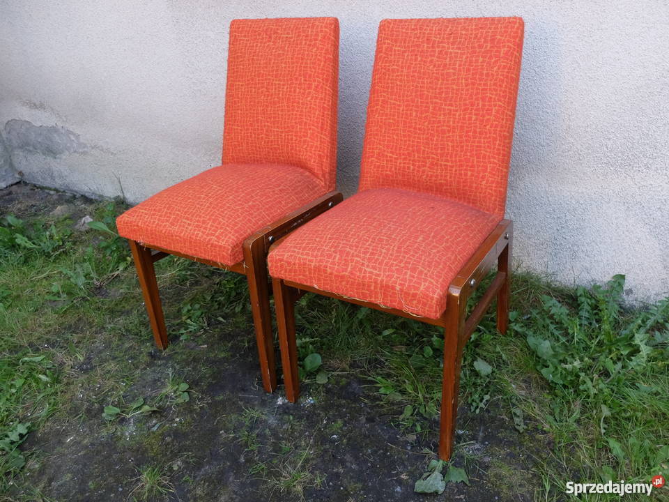 Dwa krzesła z lat 60-tych w czerwonej tapicerce 338