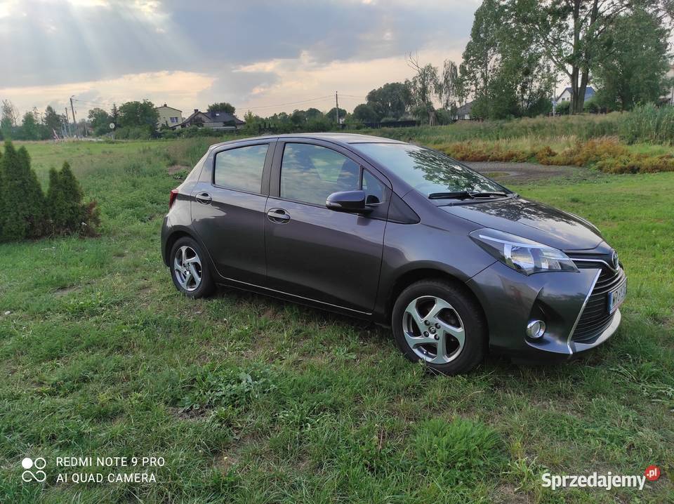 Toyota Yaris Premium 133 2015 salon stan Rok produkcji 2015 Zalesie Górne