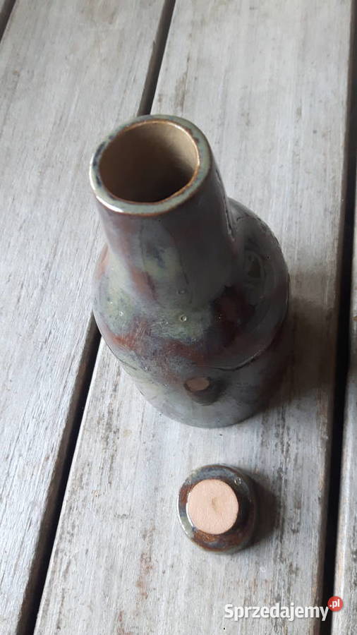 Butelka ceramiczna ręcznie wykonana z gliny.