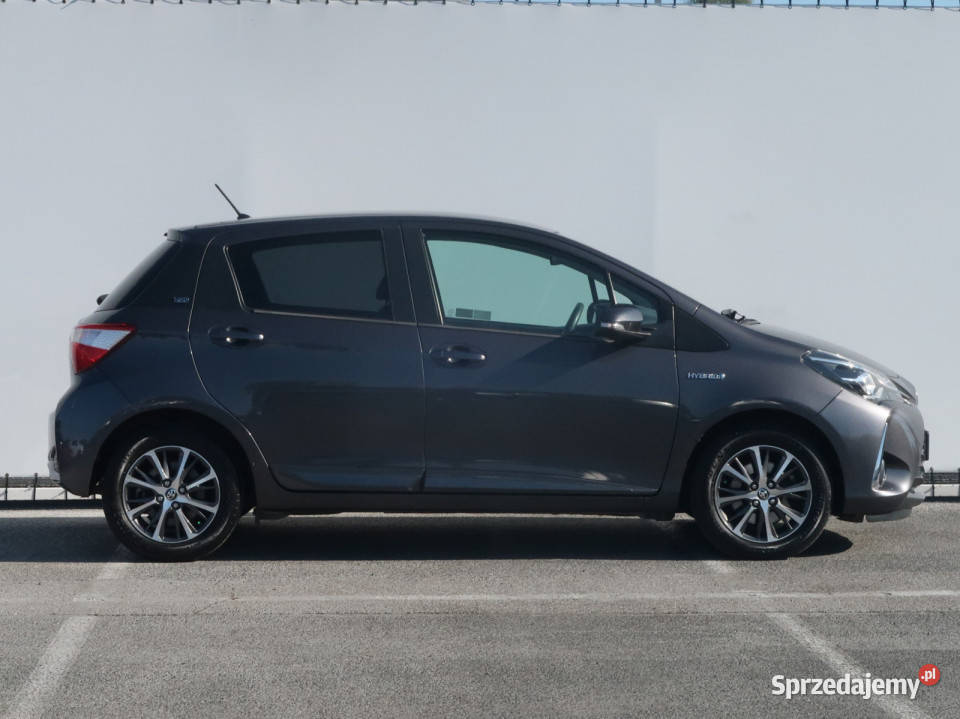 Toyota Yaris 15 Hybrid hybryda