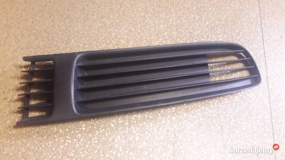 Zaślepka prawa halogenu VW passat B5 9600r Bd osobowe Zamość