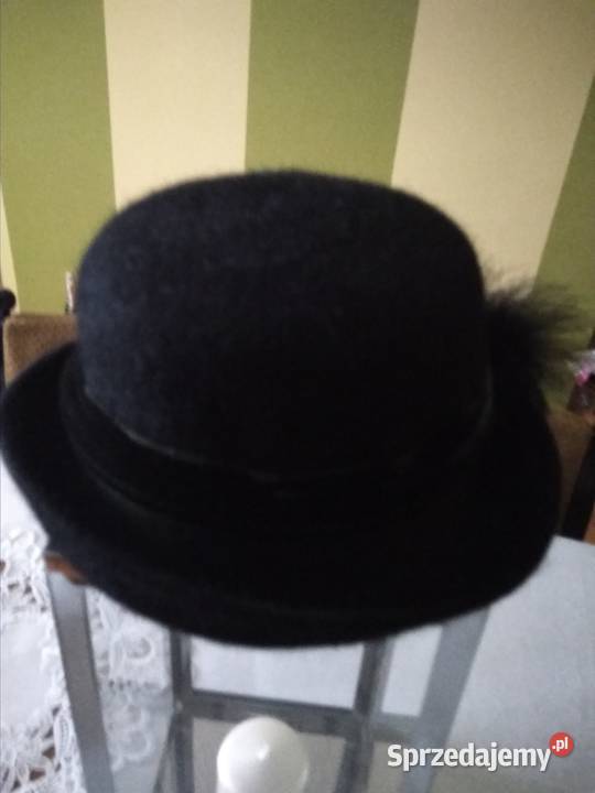 Filcowy kapelusz z ozdobnymi piórami wielkopolskie Rawicz