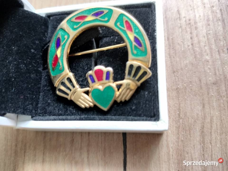 Śliczna broszka serce w dłoniach platerowana Choszczno