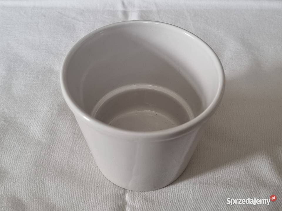 Mała ceramiczna osłonkadoniczka w białym kolorze